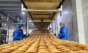 了解餅干配重機如何實現(xiàn)精準(zhǔn)配重及自動化輸送，提升餅干生產(chǎn)效率